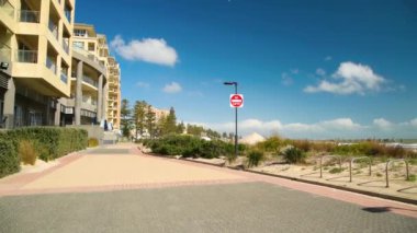 Glenelg kıyı şeridi ve güneşli bir günde evler Adelaide, Avustralya