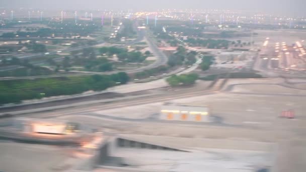Avión aterrizaje en el aeropuerto, vista de la ventana de la aeronave — Vídeos de Stock