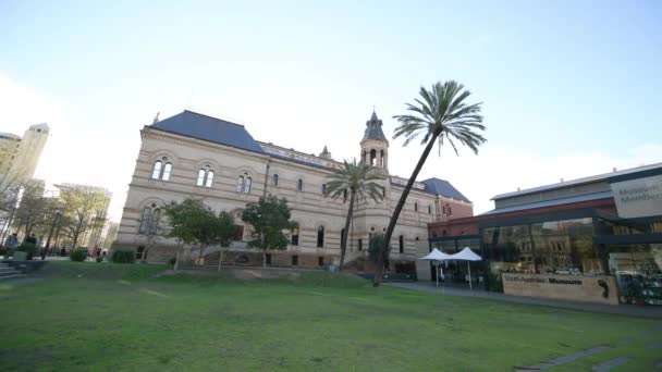 ADELAIDE, AUSZTRÁLIA - SZEPTEMBER 16, 2018: Exterior view of Adelaide University buildings and campus park — Stock videók