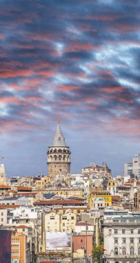 Galata Kulesi ve İstanbul şehir manzarası gün batımında.