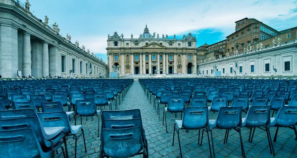 Рим Италия Июнь 2014 Туристы Посещают Площадь Святого Петра Ватикане — стоковое фото