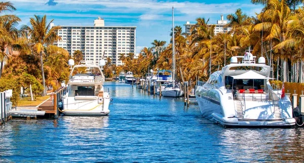 Łodzie Wzdłuż Kanału Lauderdale Słoneczny Dzień Floryda — Zdjęcie stockowe