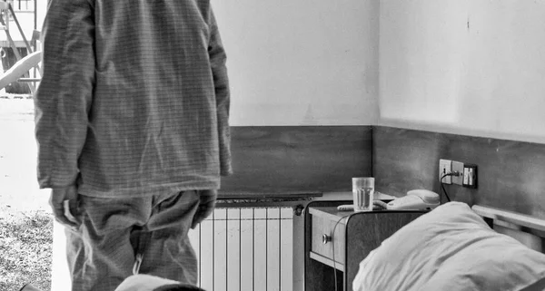 Yaşlı Adam Hastane Yatağından Uyanıyor Rehabilitasyon Kavramı — Stok fotoğraf