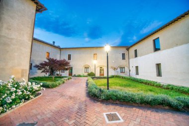 Günbatımında Pienza, Toskana 'da antik bir meydan.