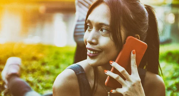 Mujer Asiática Relajándose Parque Ciudad Hablando Con Teléfono Inteligente Tumbado — Foto de Stock