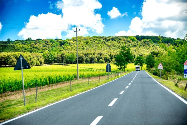 春のイタリア トスカーナ地方を横断する美しい道路 — ストック写真