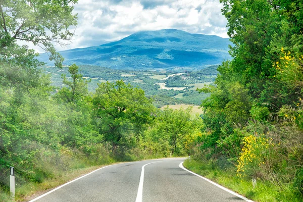 春のイタリア トスカーナ地方を横断する美しい道路 — ストック写真