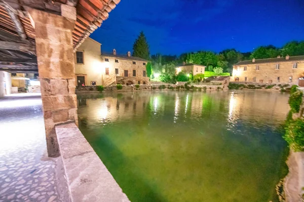 Bagno Vignoni是托斯卡纳农村的一个热点城镇 晚上中央广场和游泳池的景观 — 图库照片