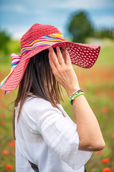 Schöne Frau Mit Strohhut Genießt Den Blick Auf Eine Mohnwiese — Stockfoto