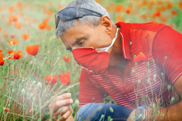 Мужчина Красной Маске Открытом Воздухе Посреди Прекрасного Макового Луга Весенний — стоковое фото