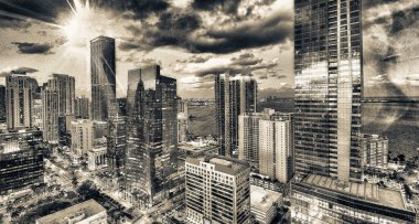 Downtown Miami inanılmaz gece silüeti. Bulutlu bir sabah şehir gökdelenler geniş açı görünümü.