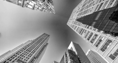 MANHATTAN, NY - 7 Aralık 2018: Manhattan şehir merkezinin modern gökdelenleri kış mevsiminde, sokaktan manzara