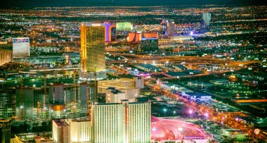 LAS VEGAS, NV - 29 Haziran 2018: The Strip boyunca kumarhanelerin ve otellerin gece hava görüntüsü. Burası kumarhane ve otellerle dolu meşhur şehir yolu..