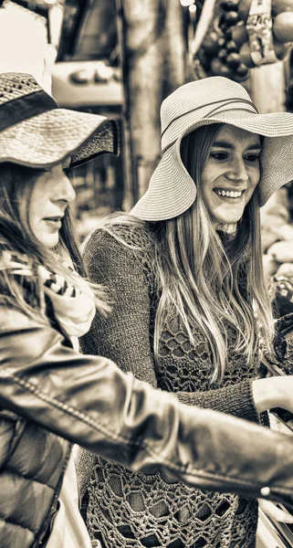 Frauen Mit Hüten Wählen Gemüse Auf Dem Markt — Stockfoto