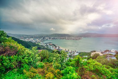 Wellington 'un gökyüzü ve Yeni Zelanda' daki tepenin kıyı şeridi.