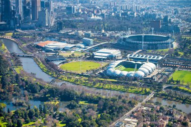 MELBOURNE, AUSTRALYA - 6 Eylül 2018: Güneşli bir günde şehir spor kompleksinin ve şehir merkezinin gökyüzü manzarası
