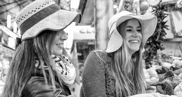 Zwei Frauen Die Obst Auf Einem Markt Auswählen — Stockfoto