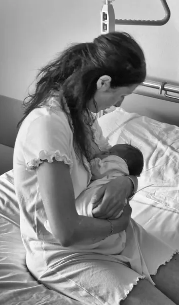 妇女哺乳她的婴儿在她出生后的第一天 — 图库照片
