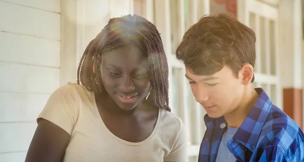 Menina Africana Conversando Escola Com Colega Escola Caucasiano — Fotografia de Stock