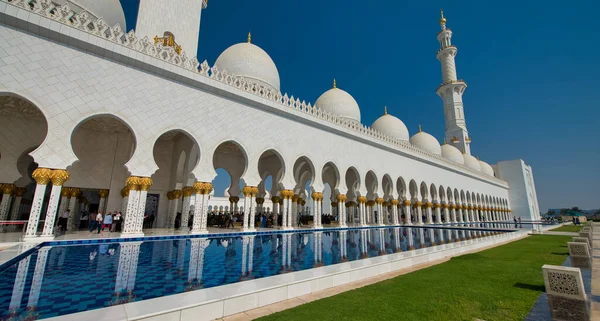 Abu Dhabi Emirados Árabes Unidos Dezembro 2016 Vista Exterior Mesquita — Fotografia de Stock