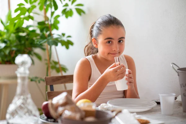 Fata Tânără Face Micul Dejun Sănătos Acasă — Fotografie, imagine de stoc