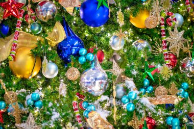 Yeşil bir Noel ağacında renkli Noel topları