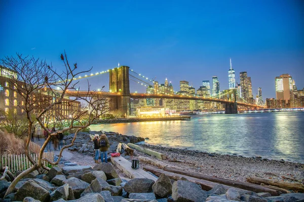 2018年12月6日 纽约市布鲁克林区布鲁克林大桥和曼哈顿下城的夜景 — 图库照片