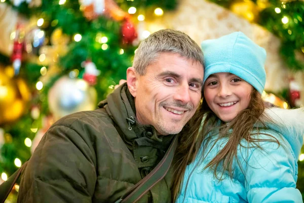 幸せな若いです女の子包含彼女の父祝いクリスマス休暇 — ストック写真