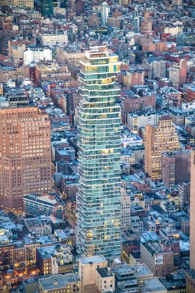 ニューヨーク市の高層ビルから見たマンハッタンのダウンタウンの夜景 — ストック写真