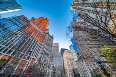NEW YORK CITY, ABD - 4 ARALIK 2018: Manhattan şehir merkezinin kış mevsiminde binaları