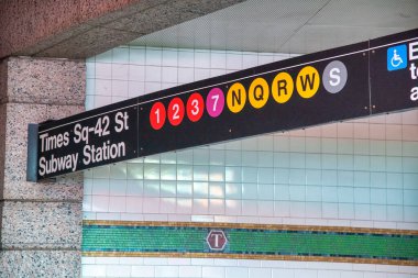 Times Meydanı - 42. Sokak metro istasyonu girişi