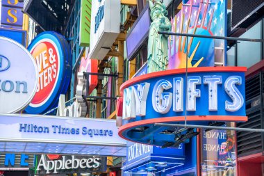 NEW YORK CITY - 30 Kasım 2018: Times Meydanı 'ndaki New York hediye dükkanı