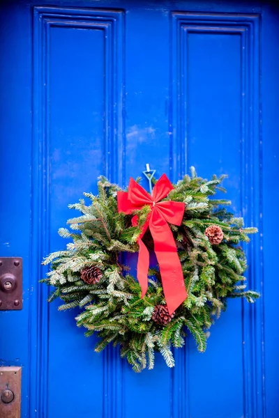 Κόκκινη Χριστουγεννιάτικη Ροζέτα Κρεμασμένη Μια Μπλε Πόρτα — Φωτογραφία Αρχείου