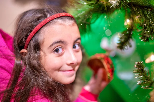Glückliches Junges Mädchen Berührt Weihnachtskugel Weihnachtsbaum — Stockfoto