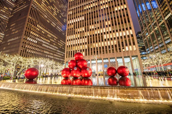 Nueva York City Movimiento 2018 Bolas Rojas Gigantes Navidad Sobre —  Fotos de Stock