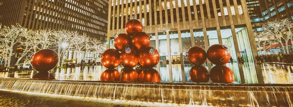 Riesige Rote Weihnachtskugeln Über Einem Pool Manhattan New York City — Stockfoto
