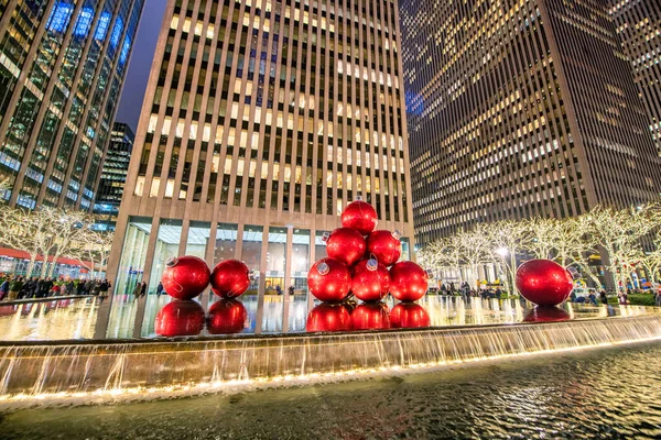 Giant Rode Kerstballen Boven Een Zwembad Nachts Manhattan New York — Stockfoto