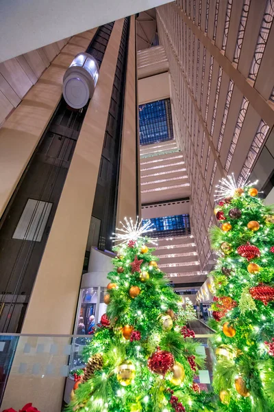 Juletrelys Inne Moderne Bygning Med Heiser – stockfoto