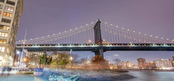 ニューヨーク市ブルックリン区からのブルックリン橋とロウアー マンハッタンの夜景 — ストック写真