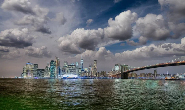 ニューヨーク市ブルックリン区からのブルックリン橋とロウアー マンハッタンの夜景 — ストック写真