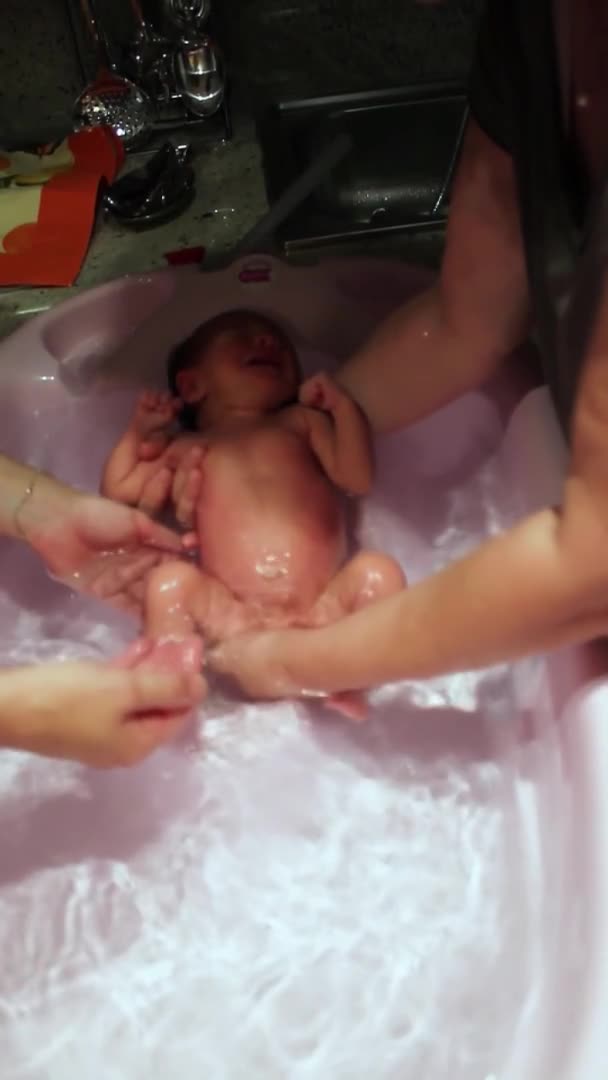 Bebé recién nacido haciendo su primer baño en casa — Vídeos de Stock