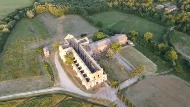 San Galgano Öppna kloster, Orcia Valley, Toscana. Cirkulär flygvy vid solnedgången — Stockvideo