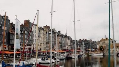 HONFLEUR, FRANCE - Temmuz 2014: Yaz mevsiminde şehir limanı ve evleri