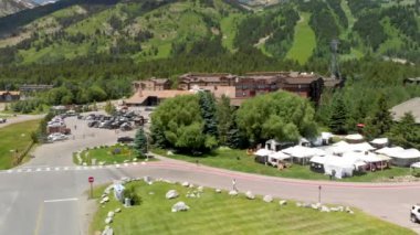 Yazın Jackson Hole, WY, ABD yakınlarındaki Teton Köyü 'nün inanılmaz panoramik manzarası