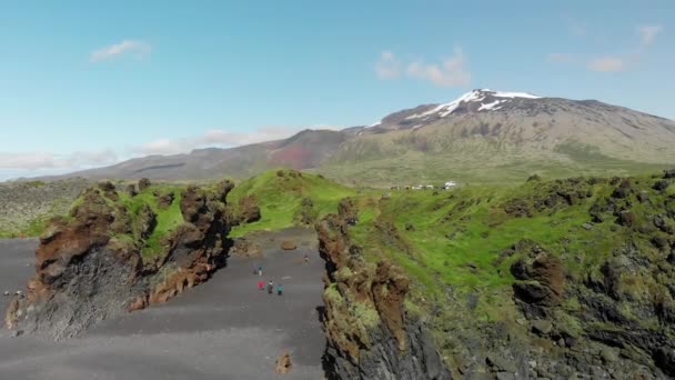 Djupalonssandur rochers le long de la côte en saison estivale, Islande. Vue aérienne depuis drone perpective. Mouvement lent — Video