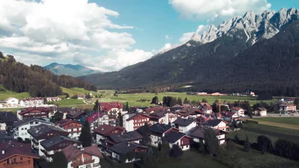 Piękny panoramiczny widok z lotu ptaka na Dobbiaco. Toblach z nieba, włoskie Alpy w sezonie letnim — Wideo stockowe