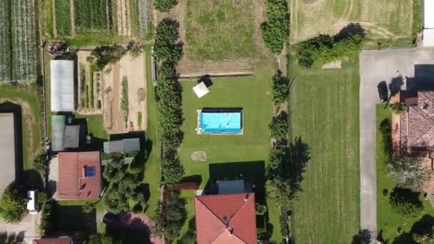 Vista aérea de arriba hacia abajo de la hermosa piscina en el campo — Vídeo de stock