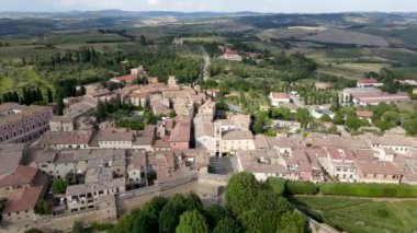 Toskana 'daki San Quirico ortaçağ kasabasının inanılmaz hava manzarası