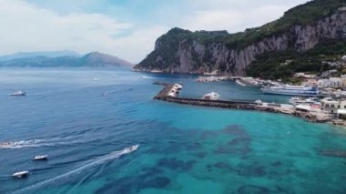 Liman bölgesi boyunca Capri 'nin güzel kıyı şeridi. İHA 'dan hava görüntüsü