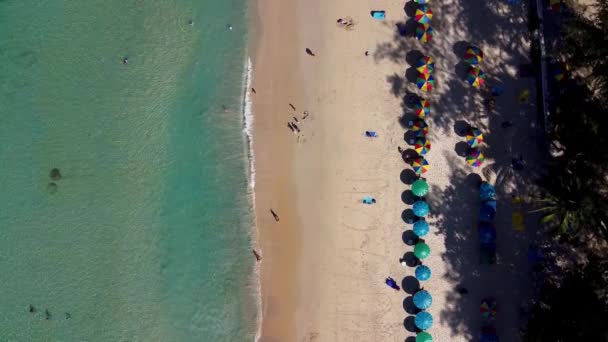 Luchtfoto van mooi strand in Thailand, Drone standpunt — Stockvideo